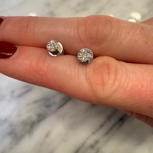 Ring Concierge Mini Round Illusion Diamond Studs - Picture 4 of 4